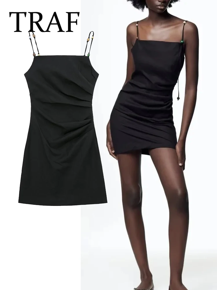 Платье-комбинация черное с открытой спиной и открытой спиной
Платье-комбинация черное с открытой спиной и открытой спиной