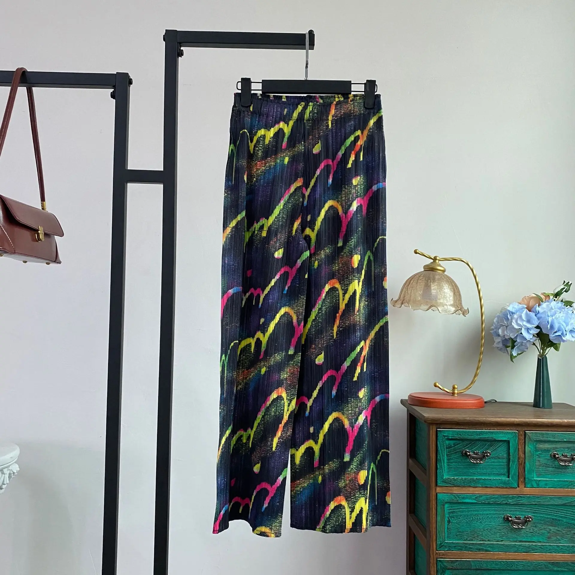 Miyake Loose Wide Leg Type Women Pleated Fashion Design Summer Clothing Black Graffiti Pattern High Elasticity Casual Pants
Miyake Loose Wide Leg Type Women Pleated Fashion Design Summer Clothing Black Graffiti Pattern High Elasticity Casual Pants