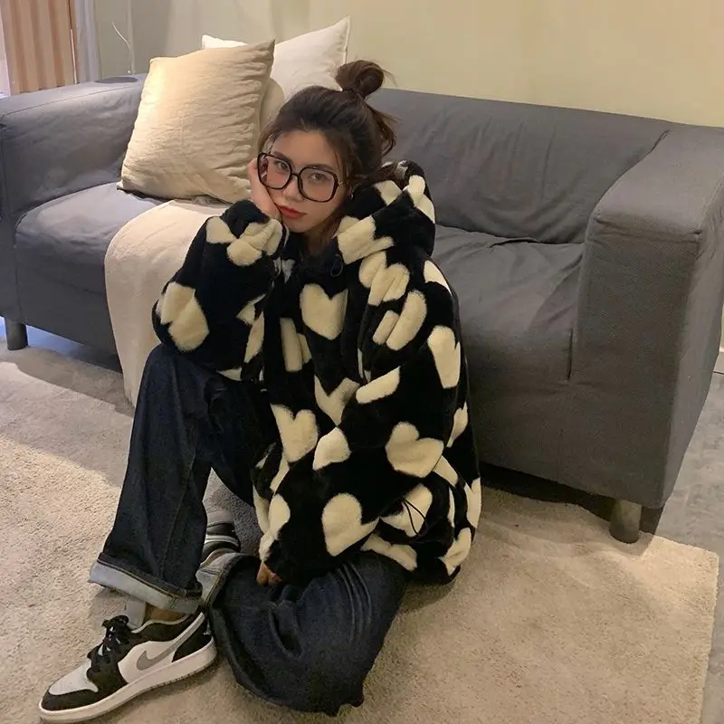 Fashion Models Imitation Rabbit Fur Autumn and Winter 2023 New Love Plush Jacket Women's Loose Hooded Padded Coat
Fashion Models Imitation Rabbit Fur Autumn and Winter 2023 New Love Plush Jacket Women's Loose Hooded Padded Coat