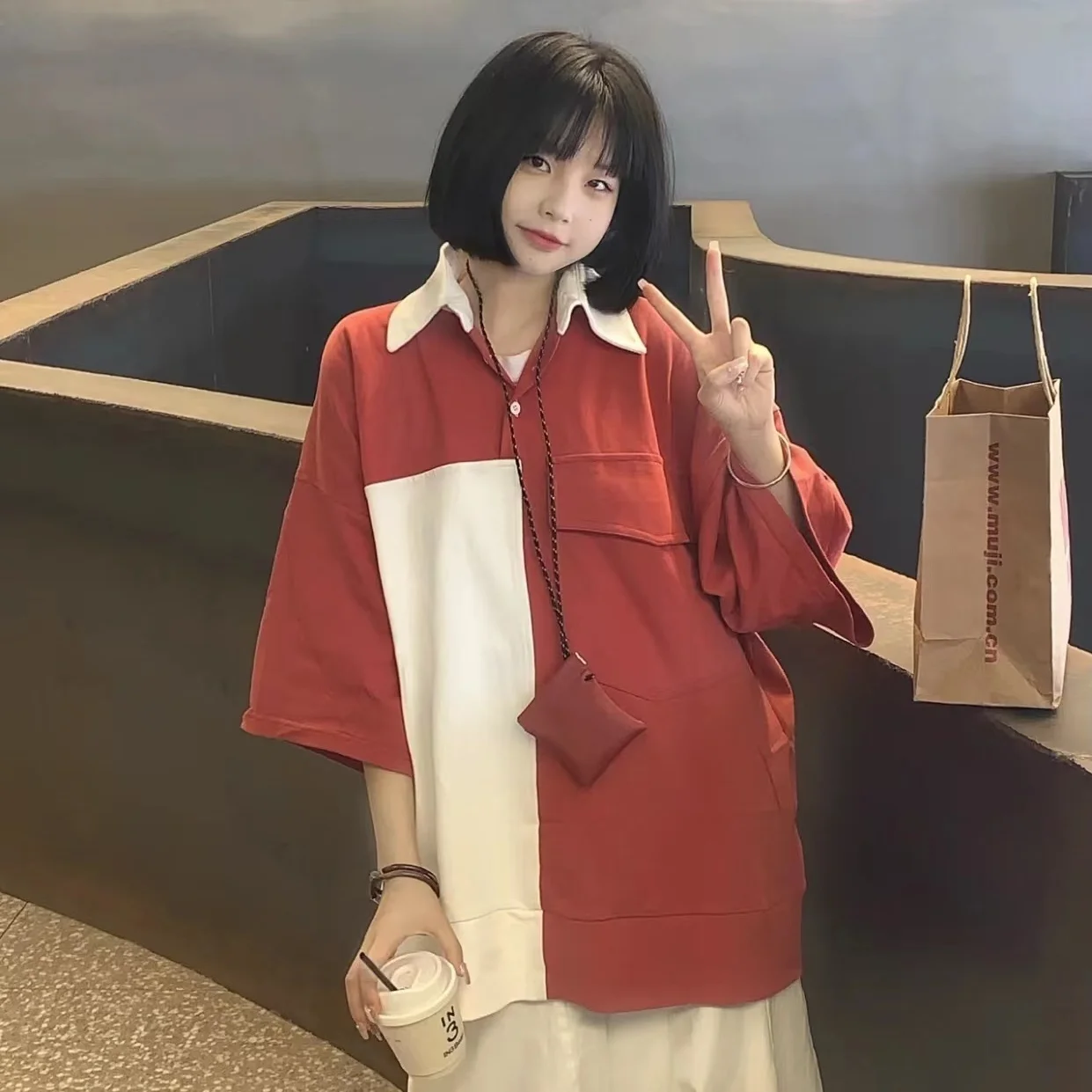 Lapel short sleeve T-shirt women's 2022 autumn vintage design sense red and white double spell white T-shirt loose top
Lapel short sleeve T-shirt women's 2022 autumn vintage design sense red and white double spell white T-shirt loose top
