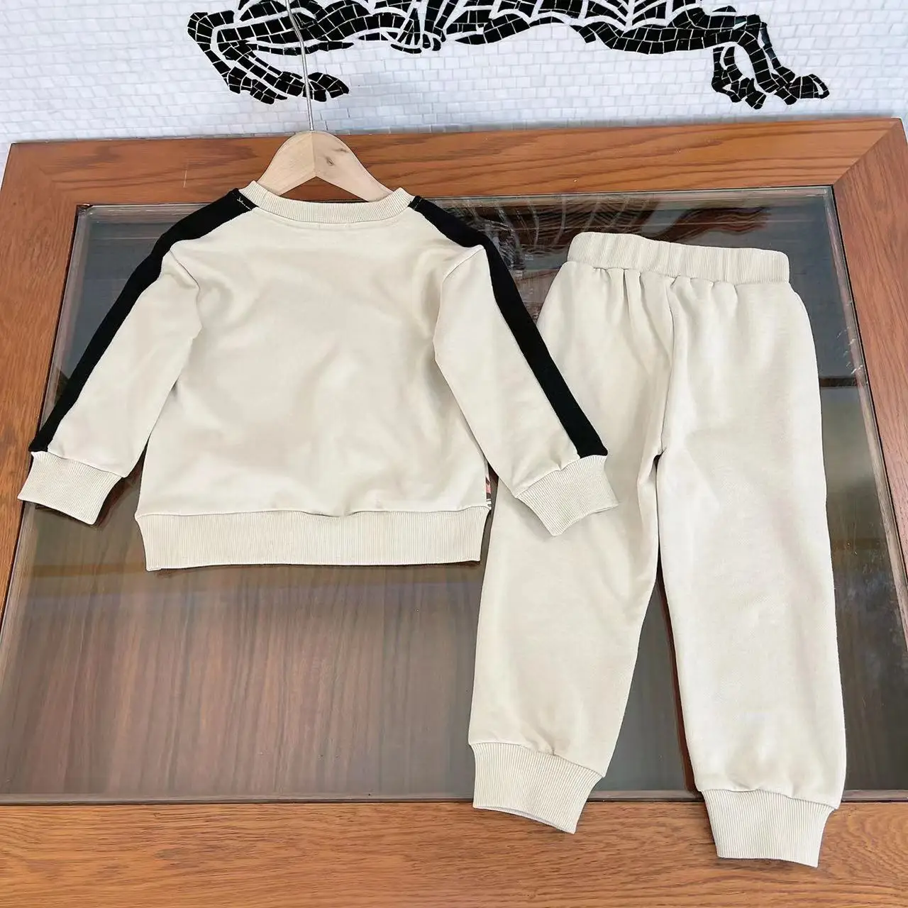 Popular children's clothing 2022 early autumn fashion new cool boy round neck cartoon printing simple casual suit
Popular children's clothing 2022 early autumn fashion new cool boy round neck cartoon printing simple casual suit