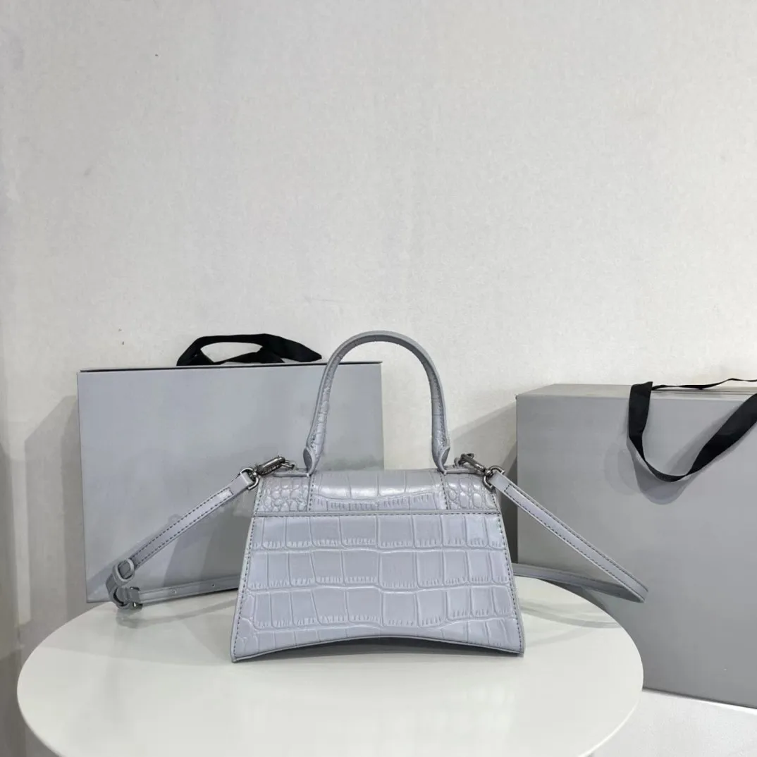 2023 Popular Fashion Luxury Handbag Hourglass Shoulder Bag Clown Leather Bag Crossbody Bag Designer Casual Bag Solid Classic Han
2023 Popular Fashion Luxury Handbag Hourglass Shoulder Bag Clown Leather Bag Crossbody Bag Designer Casual Bag Solid Classic Han
