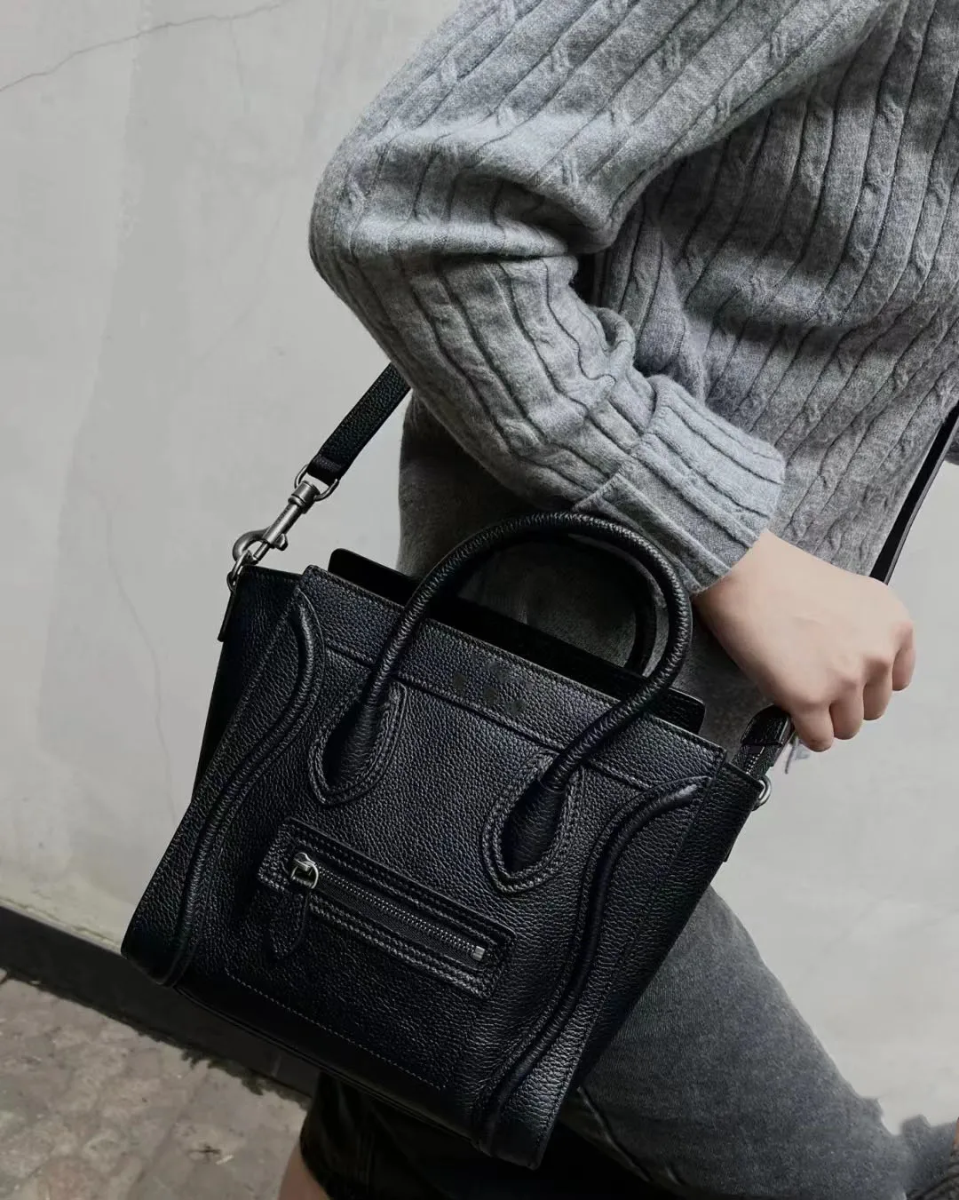 2022 new European and American fashion lychee pattern smiley face bag leather women's bag bat bag one shoulder messenger handbag
2022 new European and American fashion lychee pattern smiley face bag leather women's bag bat bag one shoulder messenger handbag