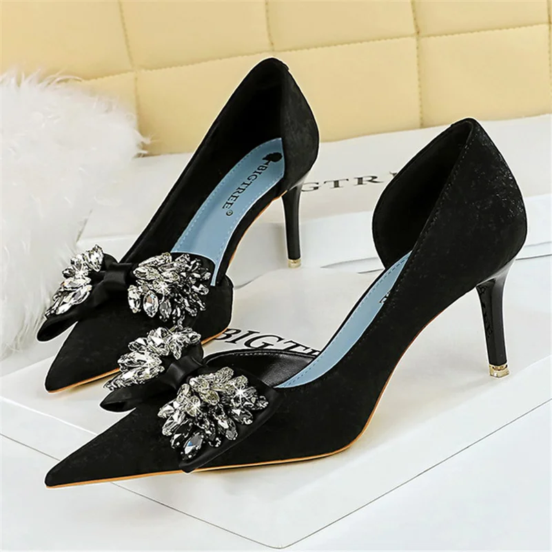 Women 8cm 10.5cm High Heels Hollow Bow Pumps Lady Wedding Fetish Low Heels Sexy Nightclub Rhinestone Office Crystal Buckle Shoes
Women 8cm 10.5cm High Heels Hollow Bow Pumps Lady Wedding Fetish Low Heels Sexy Nightclub Rhinestone Office Crystal Buckle Shoes
