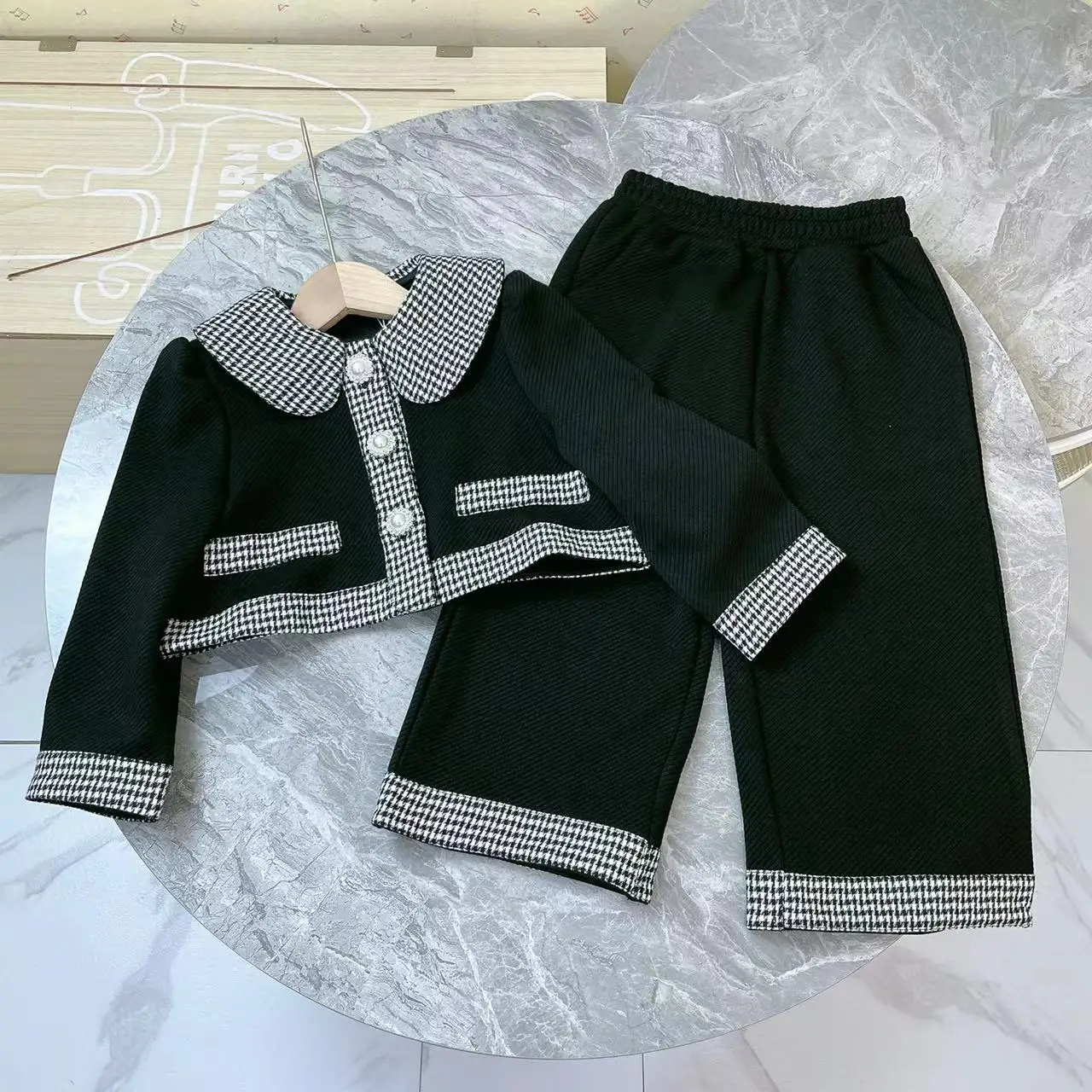 Children's autumn clothing girls' set short small coat small fragrance + loose pants two-piece party party children's wear
Children's autumn clothing girls' set short small coat small fragrance + loose pants two-piece party party children's wear