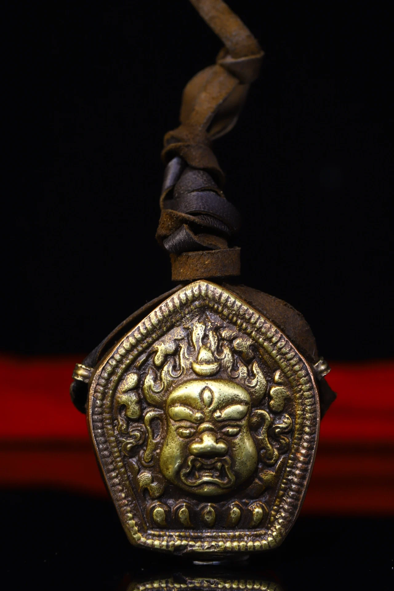 2"Tibetan Temple Collection Old Bronze Mahakala Buddha Head Gawu Box Buddhist Niche Pendant Amulet Dharma Worship Hall
2"Tibetan Temple Collection Old Bronze Mahakala Buddha Head Gawu Box Buddhist Niche Pendant Amulet Dharma Worship Hall