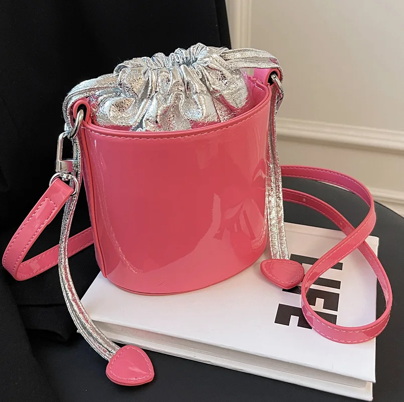 2022 Women Patent Leather Handbags And Purses Summer Bucket Bag Fashion Bucket Tote Bags Girls Drawstring Small Travel Bag
2022 Women Patent Leather Handbags And Purses Summer Bucket Bag Fashion Bucket Tote Bags Girls Drawstring Small Travel Bag