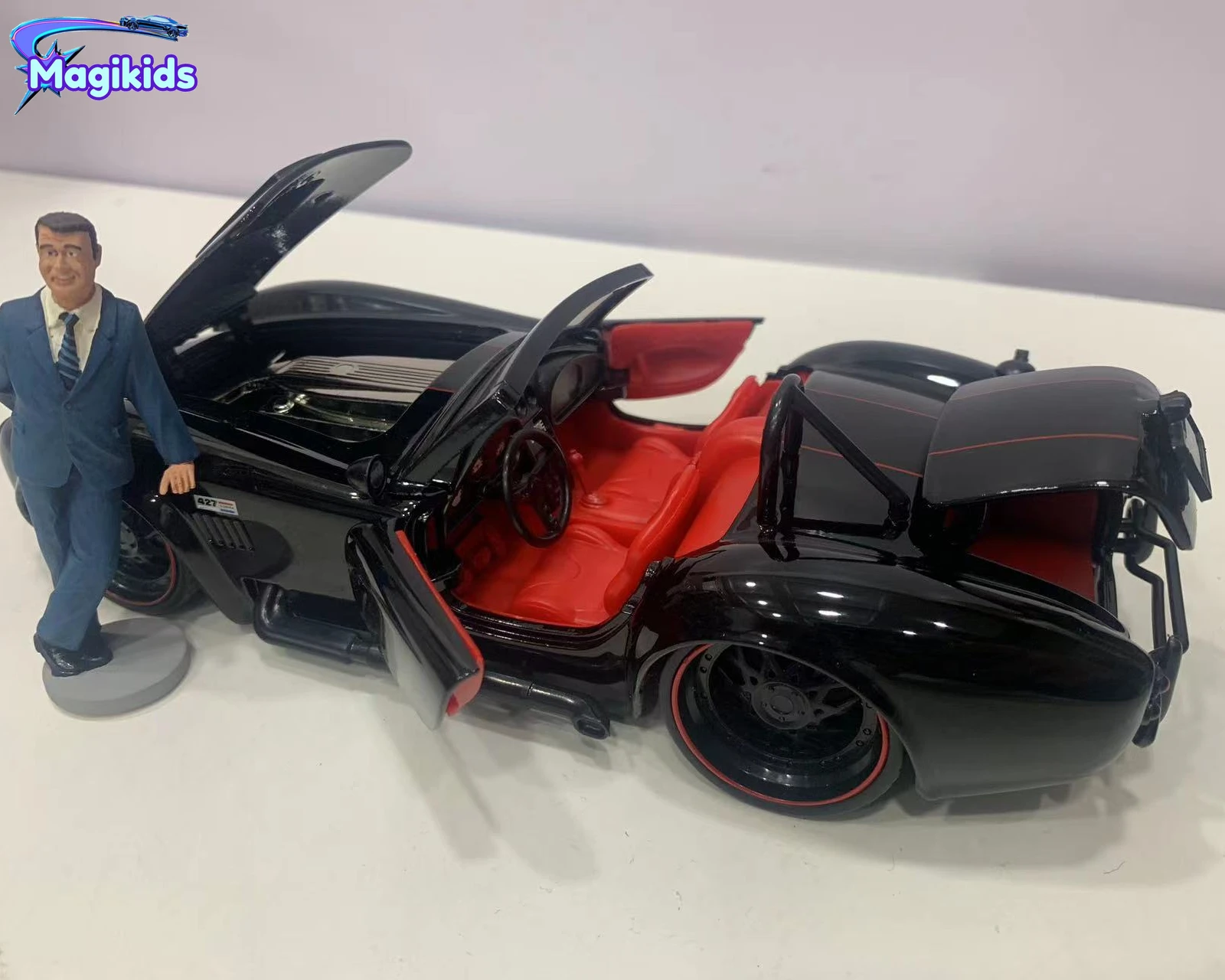 Jada 1:24 1965 Shelby 427 COBRA S/C высокомоделирующая литая машина из металлического сплава Модель автомобиля игрушка для детей подарочная коллекция
Jada 1:24 1965 Shelby 427 COBRA S/C высокомоделирующая литая машина из металлического сплава Модель автомобиля игрушка для детей подарочная коллекция