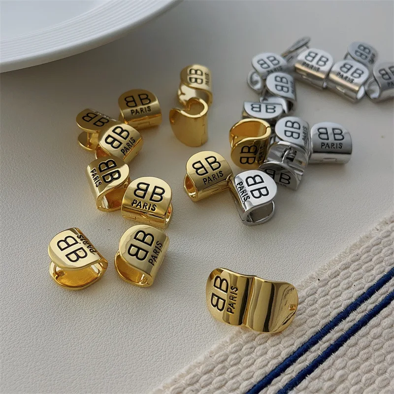 Fashion Letter Carved Women's Metal Earrings Electroplated Bright Lolita Hottie Half Round Clip Minimalist Versatile Ear Studs
Fashion Letter Carved Women's Metal Earrings Electroplated Bright Lolita Hottie Half Round Clip Minimalist Versatile Ear Studs