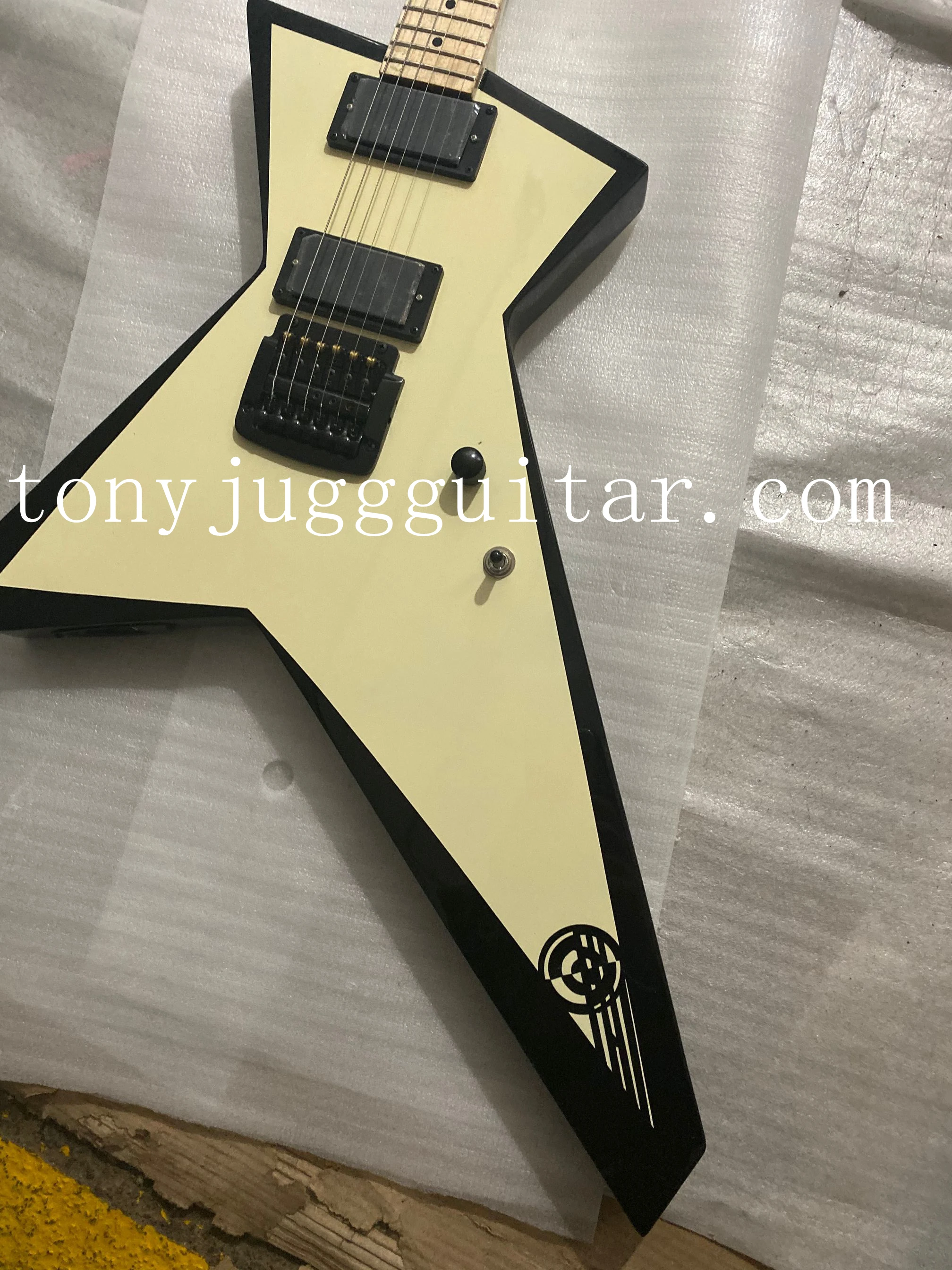 

Hamer GT Glenn Tipton Judas Priest White Cream Explorer Electirc Guitar, Khaler Tremolo Bridge, Copy EMG Picups, Black Hardware