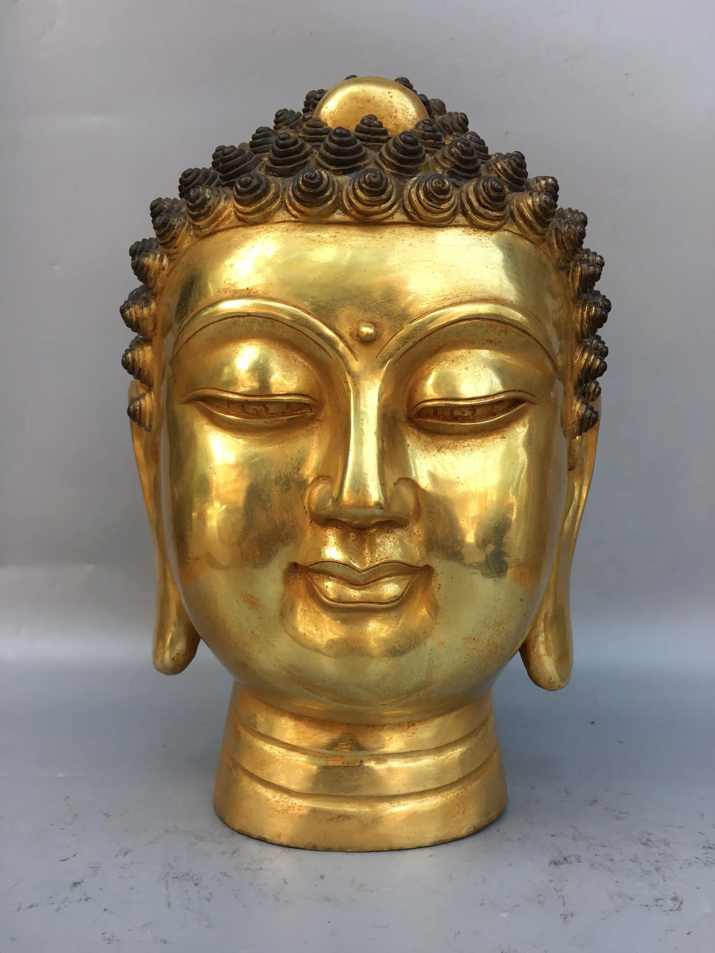 15" Tibetan Temple Collection Old Bronze Gilt Shakyamuni Buddha head Amitabha worship buddha Town house Exorcism
15" Tibetan Temple Collection Old Bronze Gilt Shakyamuni Buddha head Amitabha worship buddha Town house Exorcism