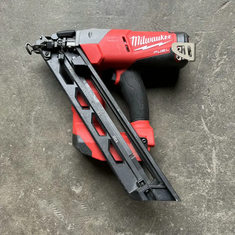 

Milwaukee 2743-20 M18 Fuel Brushless 15 Gauged Angled Nail Gun- TOOL ONLY,SECOND HAND