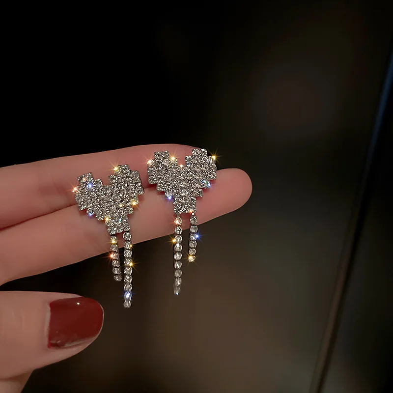 New Design Luxury Drop Earrings for Women Fashion Bling Full Crystal Tassel Earring Korean Heart Zircon Jewelry for Ladies Party
New Design Luxury Drop Earrings for Women Fashion Bling Full Crystal Tassel Earring Korean Heart Zircon Jewelry for Ladies Party