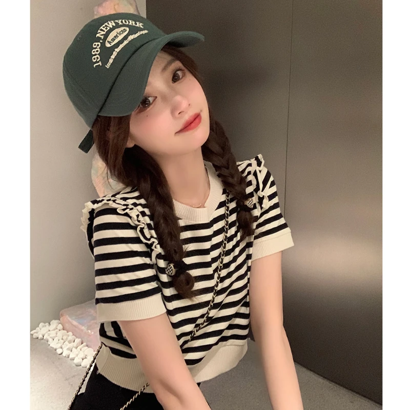Knitted Short-sleeved T-shirt Women's Loose Striped Top T-shirt 2022 Summer New Striped Short-sleeved Fungus Edge
Knitted Short-sleeved T-shirt Women's Loose Striped Top T-shirt 2022 Summer New Striped Short-sleeved Fungus Edge