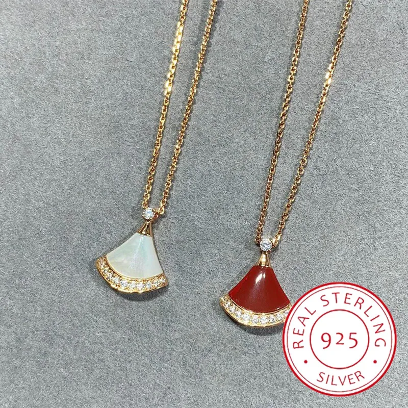 High quality rose gold natural white fritillary skirt pendant necklace women's high-end temperament fashion brand jewelry
High quality rose gold natural white fritillary skirt pendant necklace women's high-end temperament fashion brand jewelry