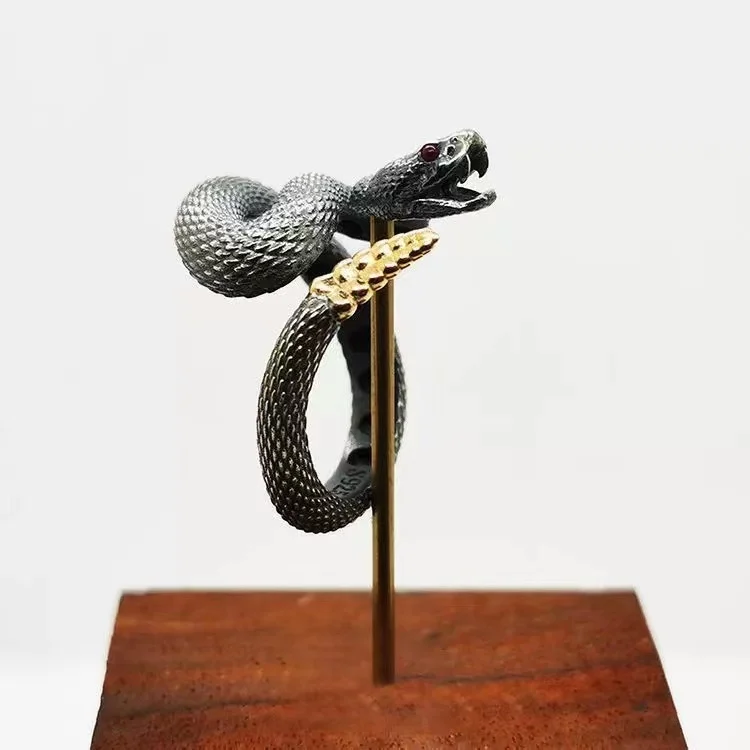 Gothic Open Ring Tail Snake Unisex Ring Trendy Design Sense 3D Snake Alloy Open Adjustable Ring Birthday Gift for Men and Women
Gothic Open Ring Tail Snake Unisex Ring Trendy Design Sense 3D Snake Alloy Open Adjustable Ring Birthday Gift for Men and Women
