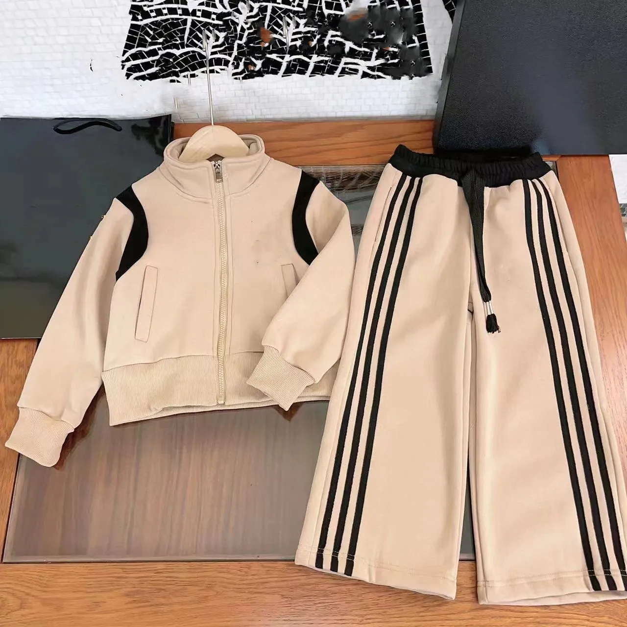 Осень 2023, высококачественные топы на молнии и штаны для девочек, комплекты одежды из бутика для подростков, модная одежда от 4 до 14 лет
Осень 2023, высококачественные топы на молнии и штаны для девочек, комплекты одежды из бутика для подростков, модная одежда от 4 до 14 лет