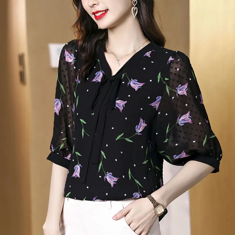Floral Chiffon Shirt Women Spring and Summer New Loose Blouse Thin V Neck Shirt for Women 
Floral Chiffon Shirt Women Spring and Summer New Loose Blouse Thin V Neck Shirt for Women