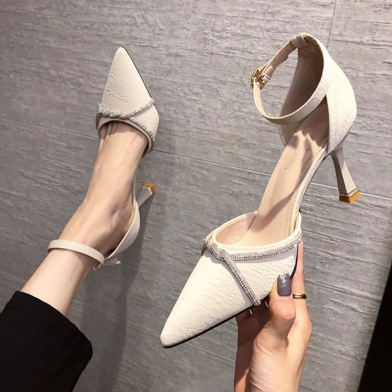 Женские туфли на шпильке, заостренный носок, однотонная искусственная кожа, украшение, элегантные летние пикантные банкетные туфли на высоком каблуке
Женские туфли на шпильке, заостренный носок, однотонная искусственная кожа, украшение, элегантные летние пикантные банкетные туфли на высоком каблуке