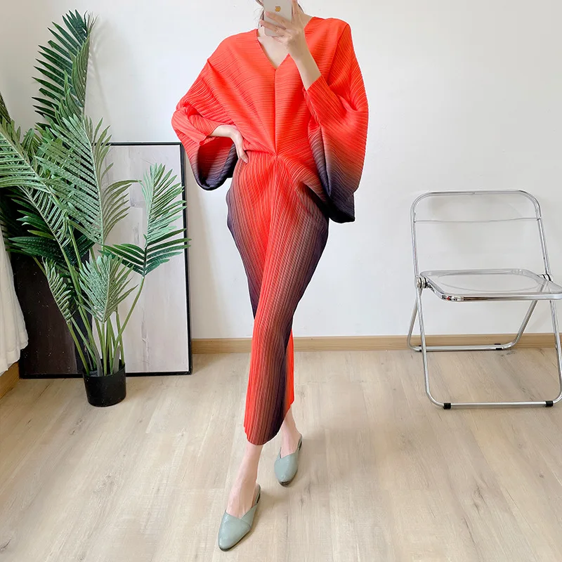 Pleated V-neck dress, new summer style bat sleeves, gradually changing color, long skirt appears slim and stylish
Pleated V-neck dress, new summer style bat sleeves, gradually changing color, long skirt appears slim and stylish