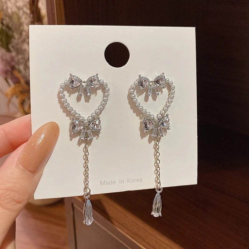 Новинка 2023, женские серьги-кисточки PUSHY с бантом в форме сердца, с цирконием, серебряная цепочка, Подвесные серьги, подарок на каждый день
Новинка 2023, женские серьги-кисточки PUSHY с бантом в форме сердца, с цирконием, серебряная цепочка, Подвесные серьги, подарок на каждый день