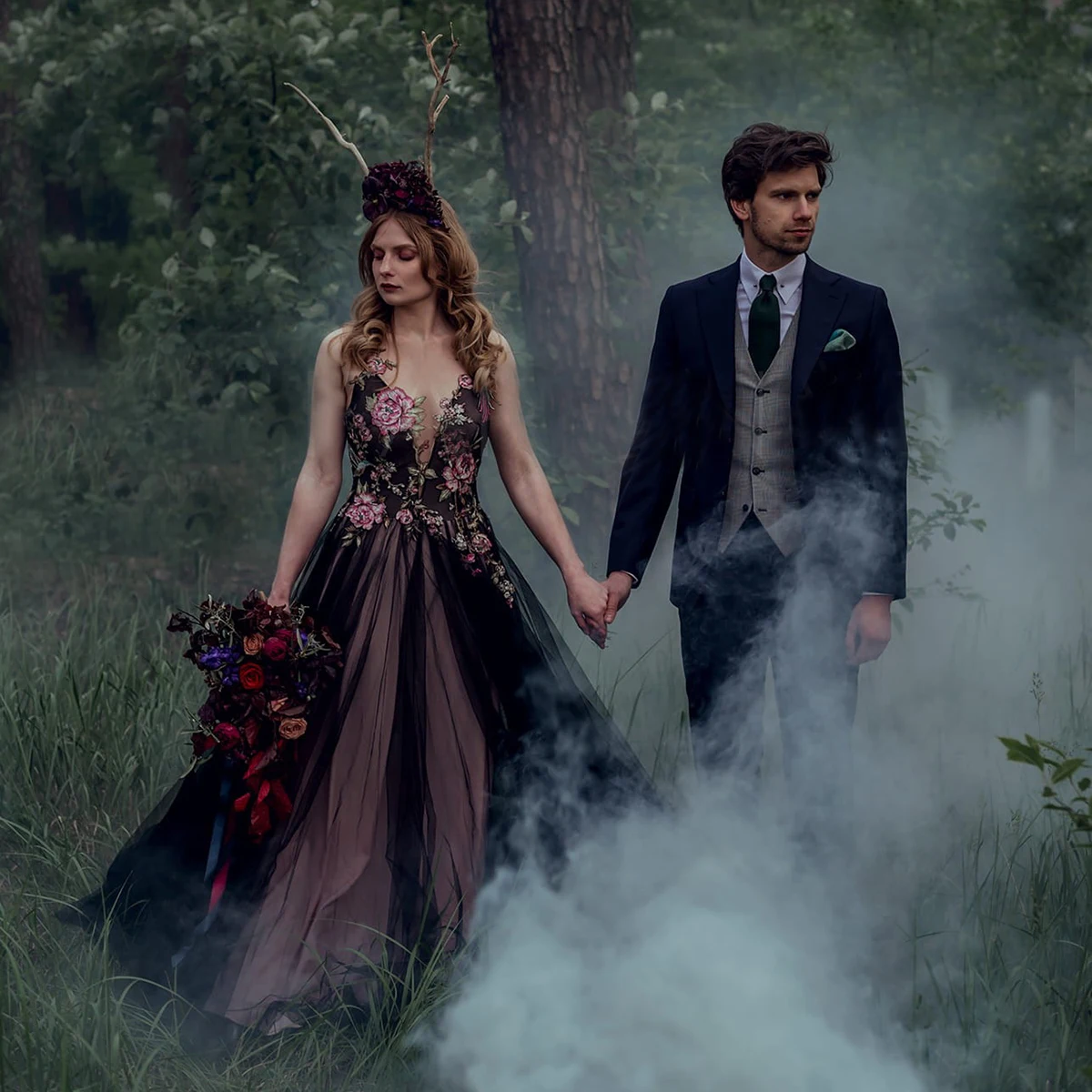 Женское двухцветное платье с V-образным вырезом, без рукавов
Женское двухцветное платье с V-образным вырезом, без рукавов