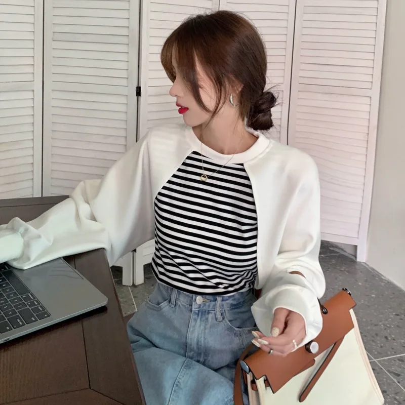 2021 New Korean Autumn Thin Top Women's Fashion Round Neck Fake Two Striped Trend Shirt Bubble Sleeve
2021 New Korean Autumn Thin Top Women's Fashion Round Neck Fake Two Striped Trend Shirt Bubble Sleeve