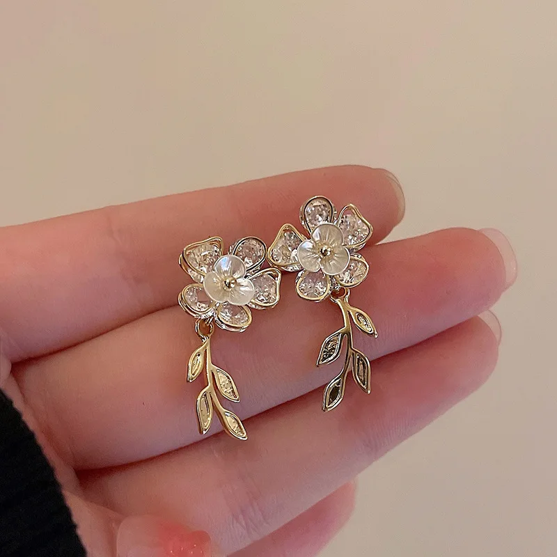 Real Gold Plated Shine Zirconia Flower Leaf Drop Earrings For Women Fashion Jewelry Pendientes Brincos Wholesale
Real Gold Plated Shine Zirconia Flower Leaf Drop Earrings For Women Fashion Jewelry Pendientes Brincos Wholesale