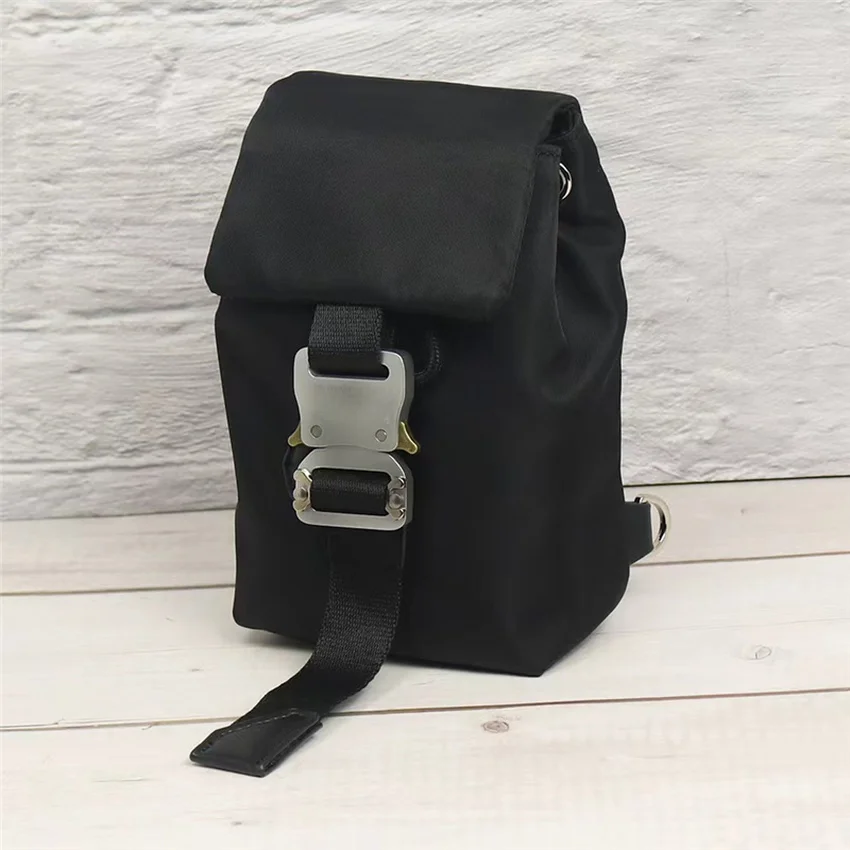 1017 ALYX 9SM Bags Men Women 1:1 High-Quality Drawcord Wrapping ALYX Bag Classic Metal Buckle Backpacks 
1017 ALYX 9SM Bags Men Women 1:1 High-Quality Drawcord Wrapping ALYX Bag Classic Metal Buckle Backpacks