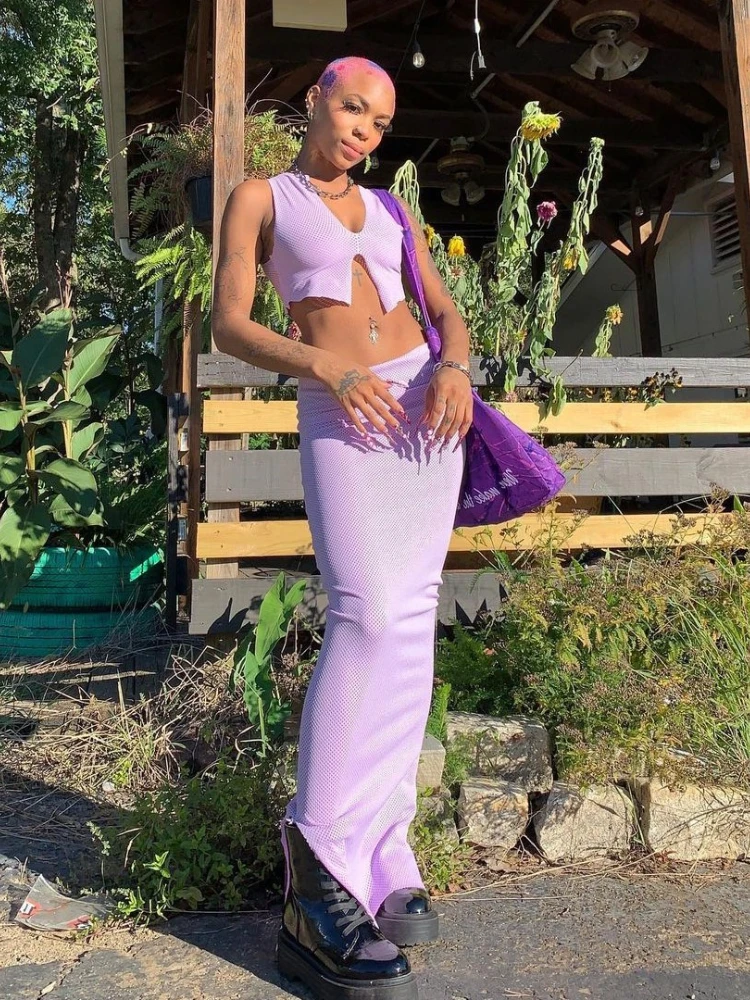 Женский комплект из двух предметов, укороченный топ без рукавов с V-образным вырезом и облегающая юбка макси с высокой талией и разрезом в стиле бохо, лето 2022 
Женский комплект из двух предметов, укороченный топ без рукавов с V-образным вырезом и облегающая юбка макси с высокой талией и разрезом в стиле бохо, лето 2022