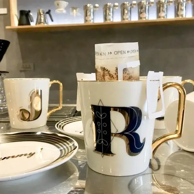 European luxury Nordic style creative personality trend English letter porcelain mug Phnom Penh coffee lovers tiki mug cat mug
European luxury Nordic style creative personality trend English letter porcelain mug Phnom Penh coffee lovers tiki mug cat mug