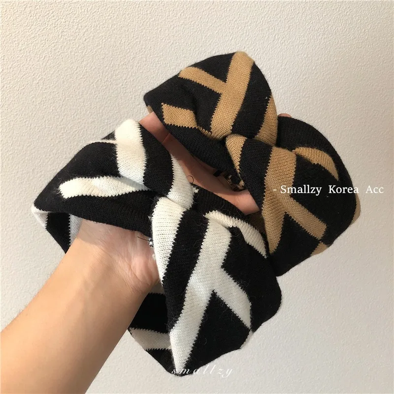 Korean Retro Simple Autumn And Winter Color Contrast Wool Wide Edge Cross Hair Band Temperament Knitting Hair Hoop Accessories
Korean Retro Simple Autumn And Winter Color Contrast Wool Wide Edge Cross Hair Band Temperament Knitting Hair Hoop Accessories