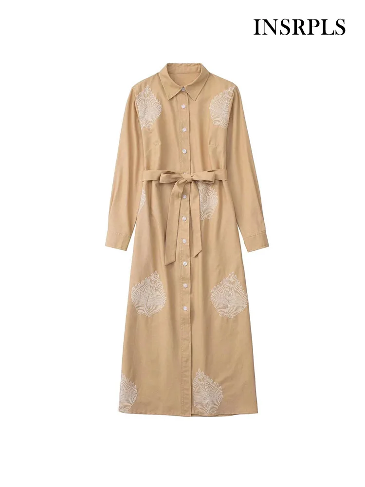 Женское платье-рубашка средней длины с поясом и вышивкой
Женское платье-рубашка средней длины с поясом и вышивкой