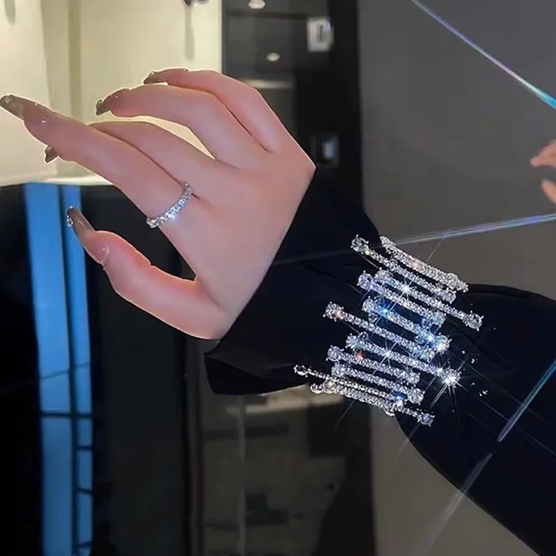 Vogue Of New Fund Of 2022 Ms Set Auger Geometric Crystal Bracelet, Luxury Exaggerated Personality Senior Jewelry Bracelet Party
Vogue Of New Fund Of 2022 Ms Set Auger Geometric Crystal Bracelet, Luxury Exaggerated Personality Senior Jewelry Bracelet Party