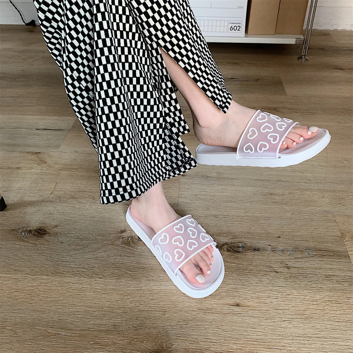 New creative transparent love slippers women's summer fashion home bathroom anti-slip deodorant slippers 3717
New creative transparent love slippers women's summer fashion home bathroom anti-slip deodorant slippers 3717