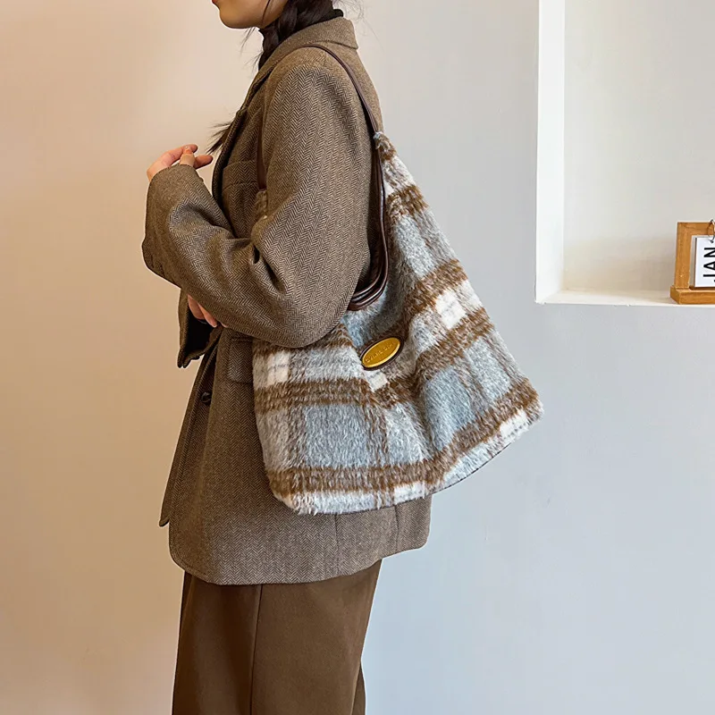 Winter Designer Underarm Large Capacity Contrast Color Bag Women's Woolen Tote Bag High Quality Shoulder Bag
Winter Designer Underarm Large Capacity Contrast Color Bag Women's Woolen Tote Bag High Quality Shoulder Bag