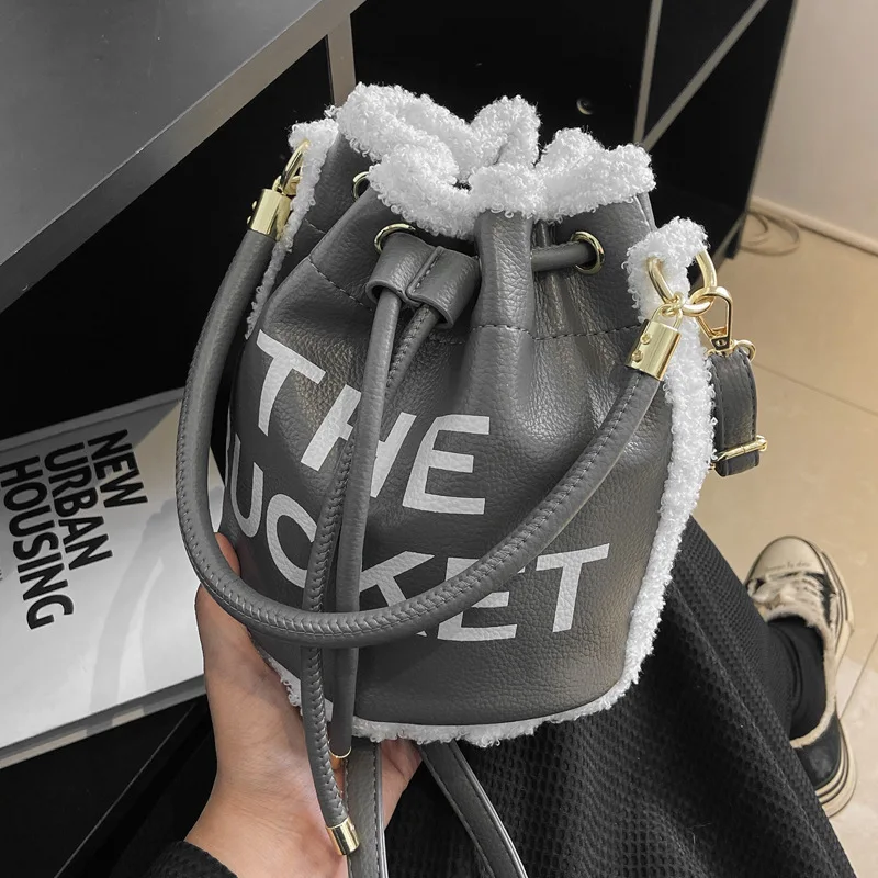 Online Red Popular Design Lamb Hair Letter Handheld Bucket Bag Female 2022 New Korean Crossbody Bag Winter
Online Red Popular Design Lamb Hair Letter Handheld Bucket Bag Female 2022 New Korean Crossbody Bag Winter