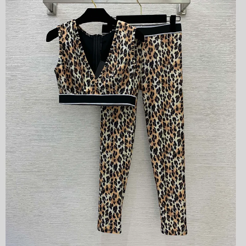 Brand design leopard Yoga suit set V-neck vest slim fit pants 2022 summer sexy top leopard suit
Brand design leopard Yoga suit set V-neck vest slim fit pants 2022 summer sexy top leopard suit
