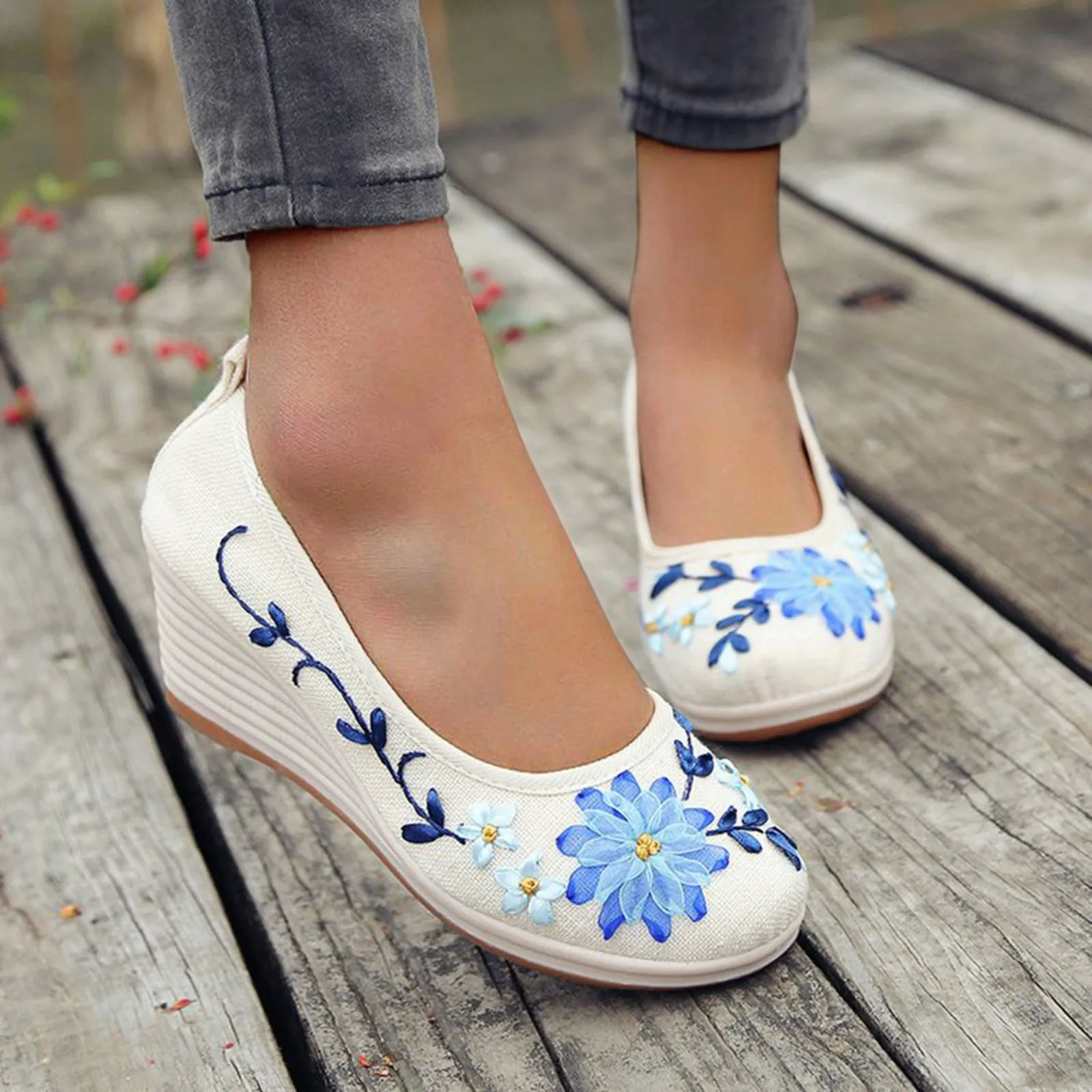 2023 New Women Wedge Shoes Summer Embroidery Decoration Platform Shoes Shallow Round Toe Thick Bottom Casual Shoes
2023 New Women Wedge Shoes Summer Embroidery Decoration Platform Shoes Shallow Round Toe Thick Bottom Casual Shoes