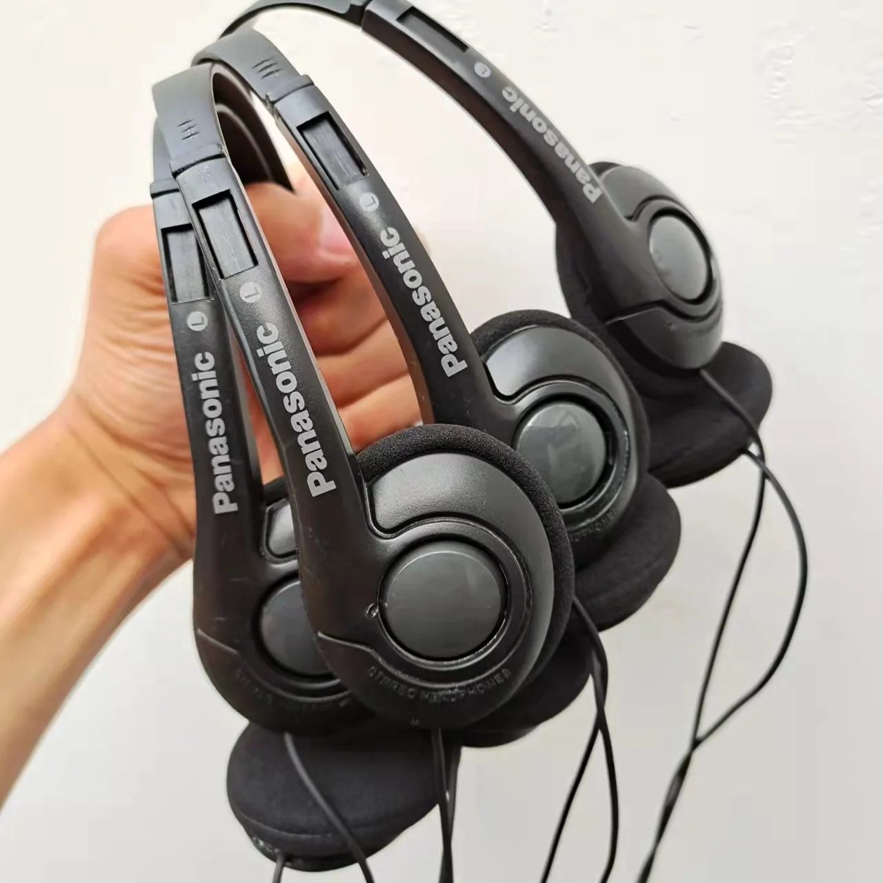 Headphones 80's Stock Compact Retro Headset With Microphone Black INS Fashion Style Headset Black Silver
Headphones 80's Stock Compact Retro Headset With Microphone Black INS Fashion Style Headset Black Silver