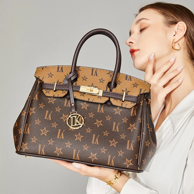 2023 New Fashion Leather Shoulder Messenger Bag Handbag VIP Luxury Bag Famous Brand Bag Ladies Large Capacity Versatile 
2023 New Fashion Leather Shoulder Messenger Bag Handbag VIP Luxury Bag Famous Brand Bag Ladies Large Capacity Versatile