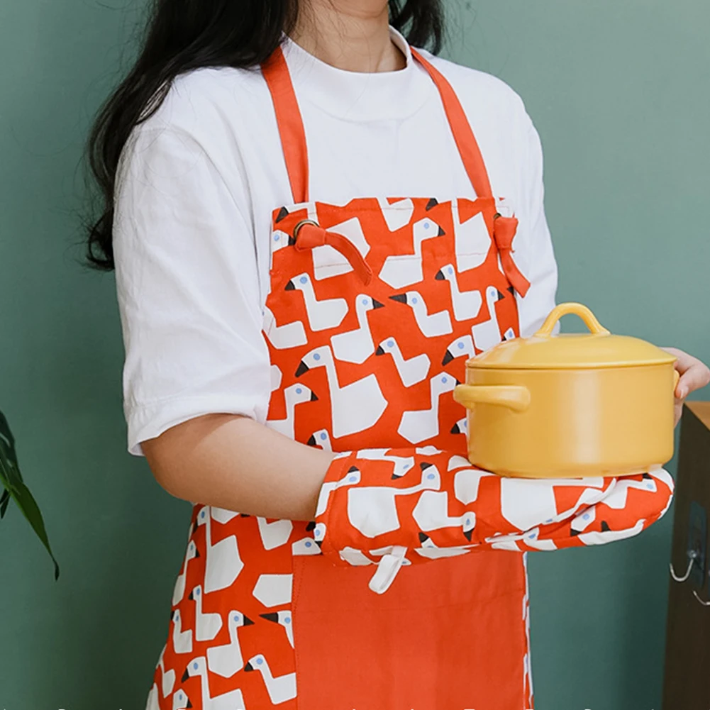 Orange red can be hung anti-scald and high temperature resistant gloves simple ins wind kitchen oven insulated gloves 
Orange red can be hung anti-scald and high temperature resistant gloves simple ins wind kitchen oven insulated gloves