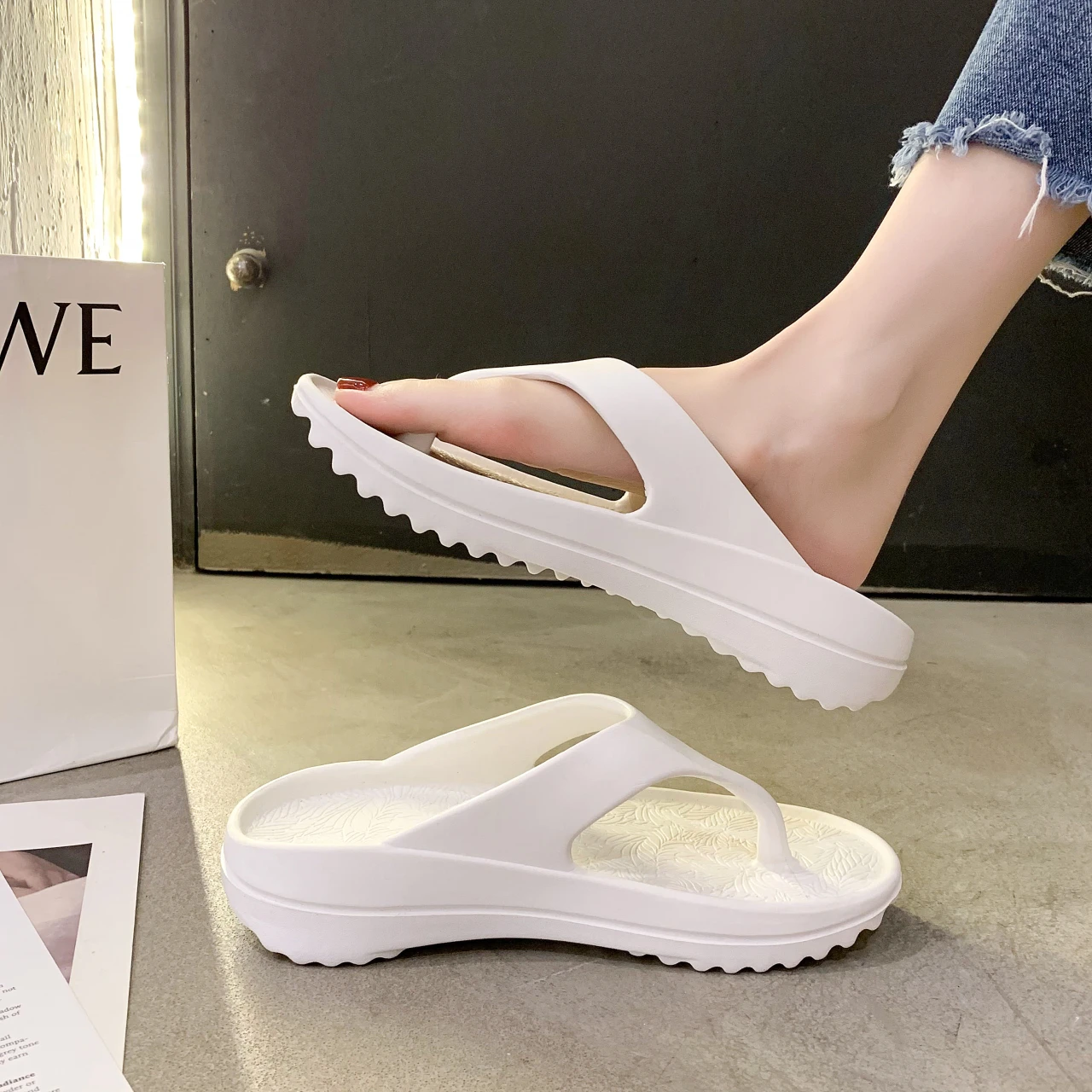 Thick-soled flip-flops female summer wear ins tide couple non-slip 2022 new beach clip-on sandals and slippers
Thick-soled flip-flops female summer wear ins tide couple non-slip 2022 new beach clip-on sandals and slippers