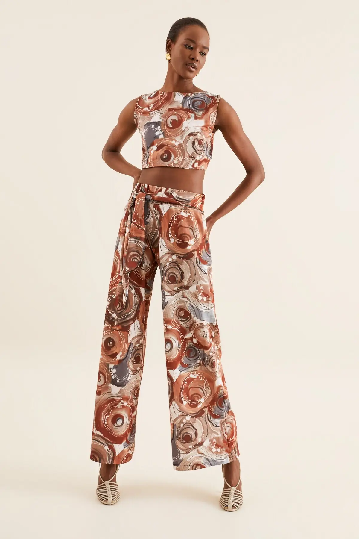 Женские коричневые расклешенные брюки с принтом, плиссированные широкие брюки, женские модные повседневные свободные брюки для офиса 
Женские коричневые расклешенные брюки с принтом, плиссированные широкие брюки, женские модные повседневные свободные брюки для офиса