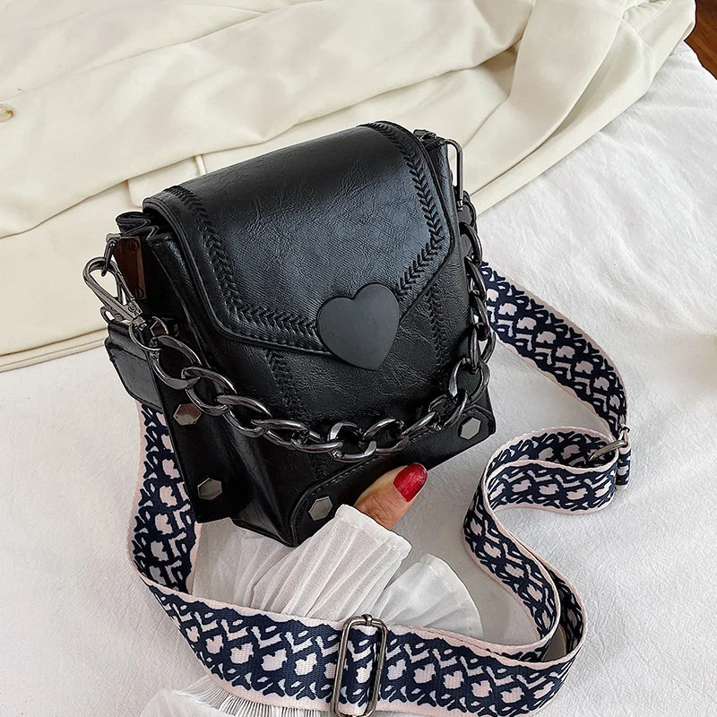 Bag Women's 2023 New Korean Style Retro Heart-Shaped Lock Mobile Phone Women's Bag Studded Shoulder Bag Women's Messenger Bag
Bag Women's 2023 New Korean Style Retro Heart-Shaped Lock Mobile Phone Women's Bag Studded Shoulder Bag Women's Messenger Bag