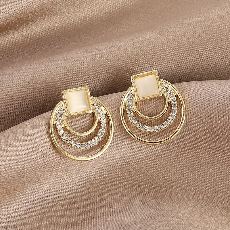 Earrings 2022 Fashion Ladies Hoop Earrings Rhinestone Trend Multilayer Pendant Earrings Jewelry for Women
Earrings 2022 Fashion Ladies Hoop Earrings Rhinestone Trend Multilayer Pendant Earrings Jewelry for Women