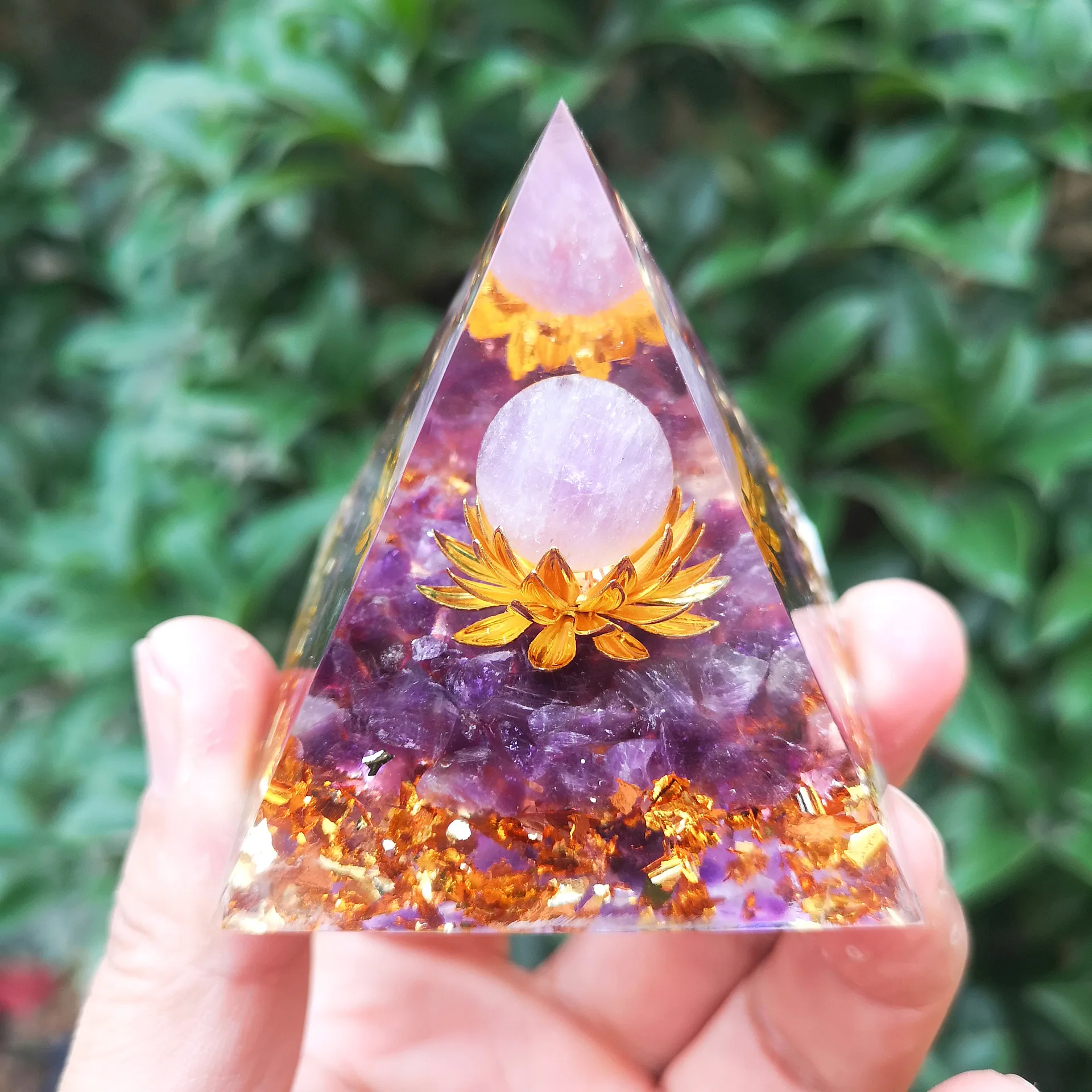 Crystal Crushed Stone Pyramid, Dropping Resin, Home Desktop, Handmade Ornaments, New
Crystal Crushed Stone Pyramid, Dropping Resin, Home Desktop, Handmade Ornaments, New
