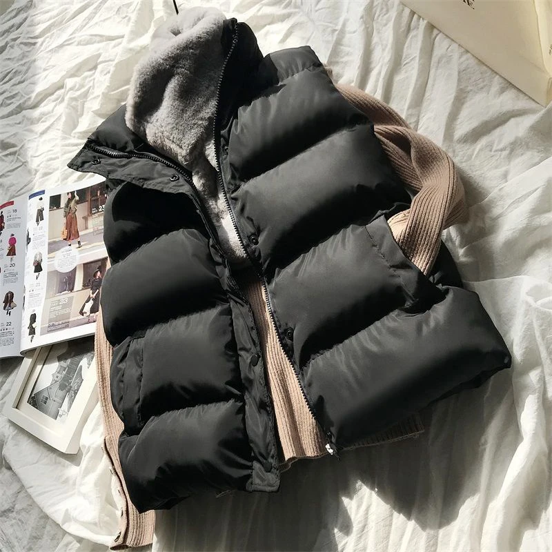 Down Cotton Vest Women's Short 2023 Autumn/Winter New Loose Fit Standing Collar Tank Top Versatile Solid Color Zipper Vest Coat
Down Cotton Vest Women's Short 2023 Autumn/Winter New Loose Fit Standing Collar Tank Top Versatile Solid Color Zipper Vest Coat