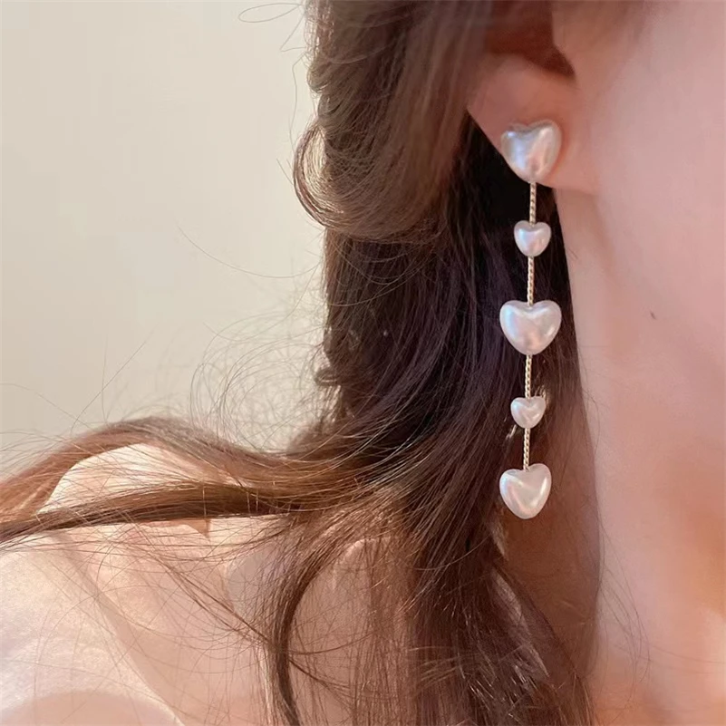 New Women's Long Earrings Korean Vintage Pearl Heart Earrings for Women Female Aesthetic Jewelry tudo por 1 real e frete gratis
New Women's Long Earrings Korean Vintage Pearl Heart Earrings for Women Female Aesthetic Jewelry tudo por 1 real e frete gratis