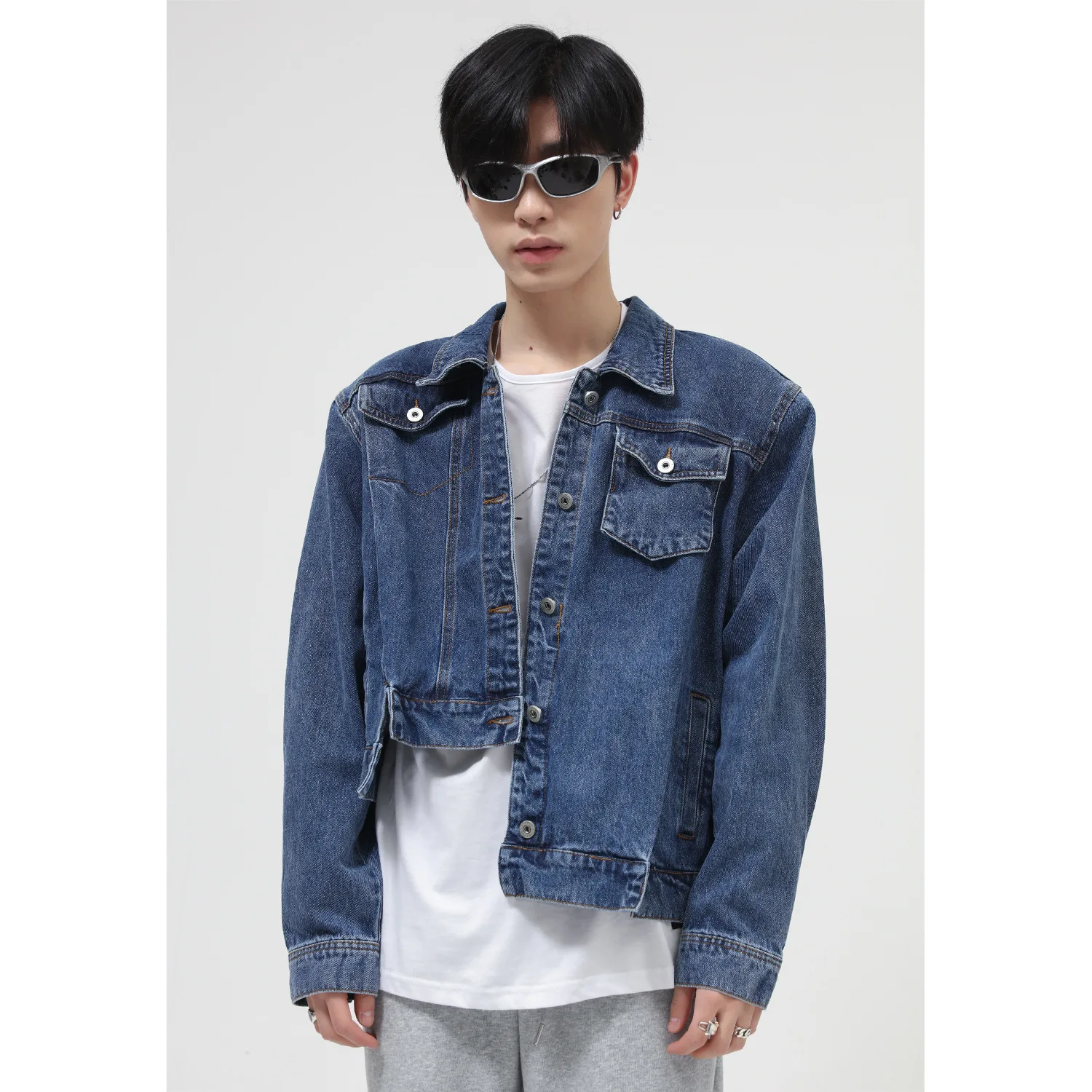 Spring 2022 New Korean edition irregular design shoulder pads short jeans jacket men's casual and comfortable new style
Spring 2022 New Korean edition irregular design shoulder pads short jeans jacket men's casual and comfortable new style